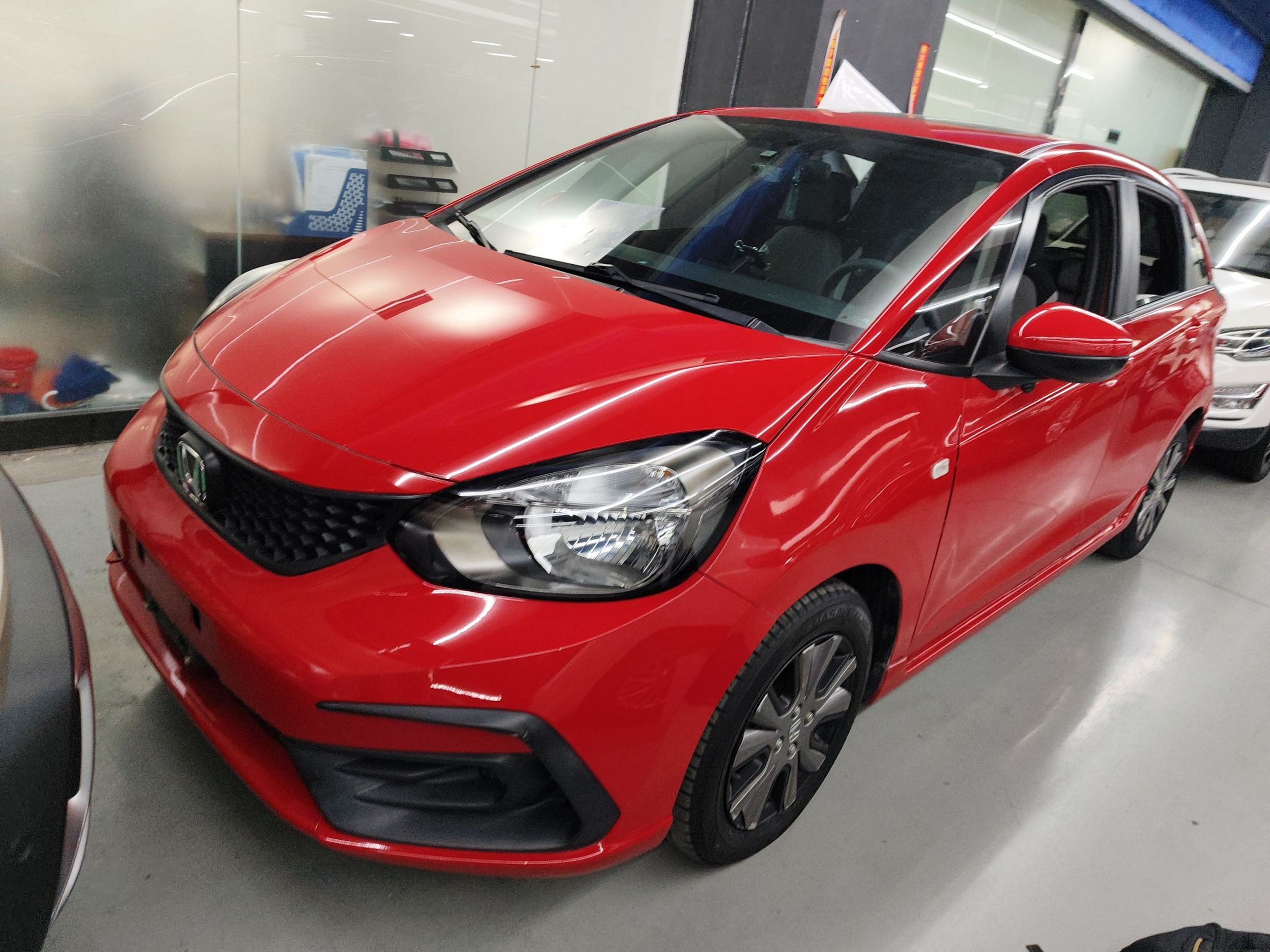 تحت مقدمة السيارة