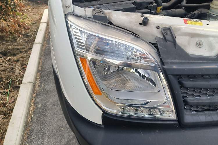 Used SAIC MAXUS Xintu V80 2019 2.5T Classic Edition 6-Speed Manual – Aoyuntong Short Wheelbase Mid-Height Design 5/6 Seats