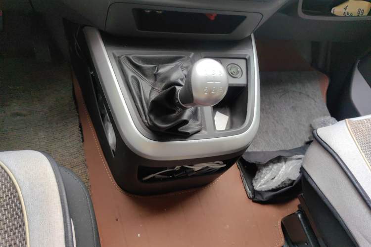 Used Foton Scenic G5 2024 2.0L Gasoline Commercial & Travel Version Passenger Van 7/9 Seats Model DAN20L