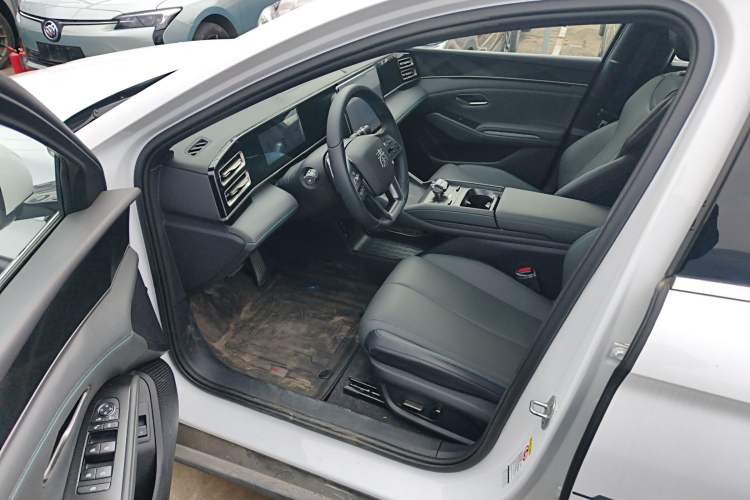 Used BYD Qin L 2025 DM-i Smart Drive 120KM Leading Model