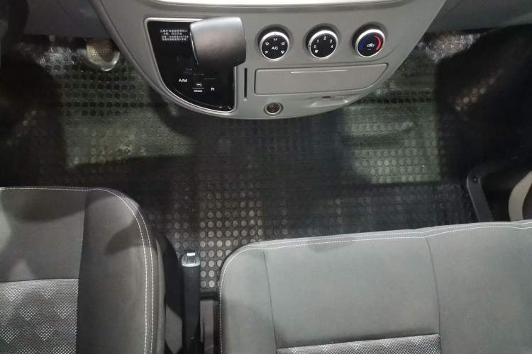 Used SAIC MAXUS Xintu V80 2021 2.0T AMT Classic Aoyuntong Short Wheelbase Mid-Roof 5/6-Seater