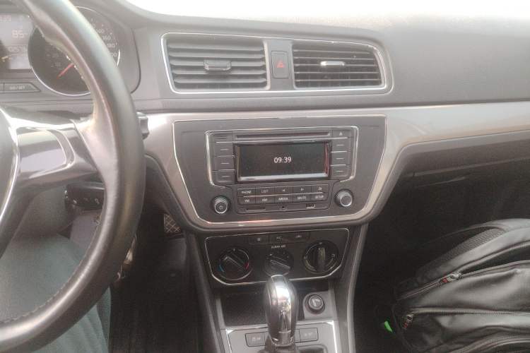 Used Volkswagen Lavida 2015 1.6L Automatic Comfort Edition
