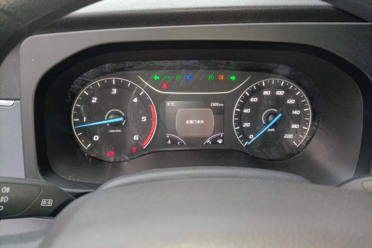 Used JMC Fushun 2023 2.0T Manual Short-Wheelbase Low-Roof Commercial Van 2/3 Seats with Lift-Up Tailgate