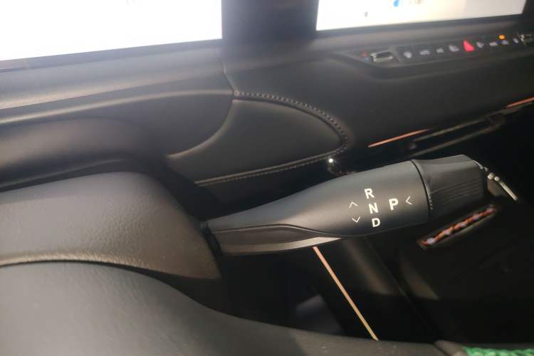 Used VOYAH FREE 2025 318 259 km All-Wheel-Drive Exploration Edition
