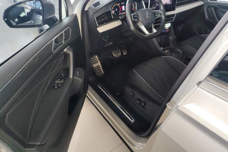 Used Volkswagen Tiguan L 2023 Restyled 330TSI Automatic Two-Wheel Drive R-Line Enhanced Comfort Version
