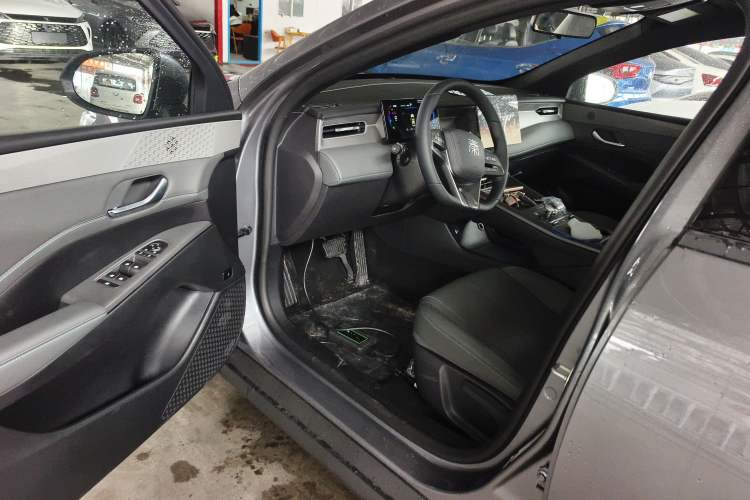 Used BYD Qin PLUS 2025 DM-i Smart Drive 55KM Leading Model
