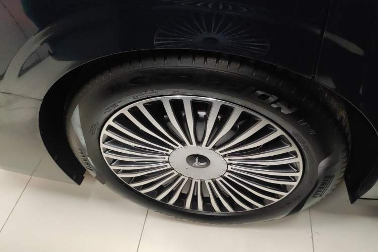 Used VOYAH Dream 2025 PHEV Four-Wheel-Drive Flagship Kunpeng Edition
