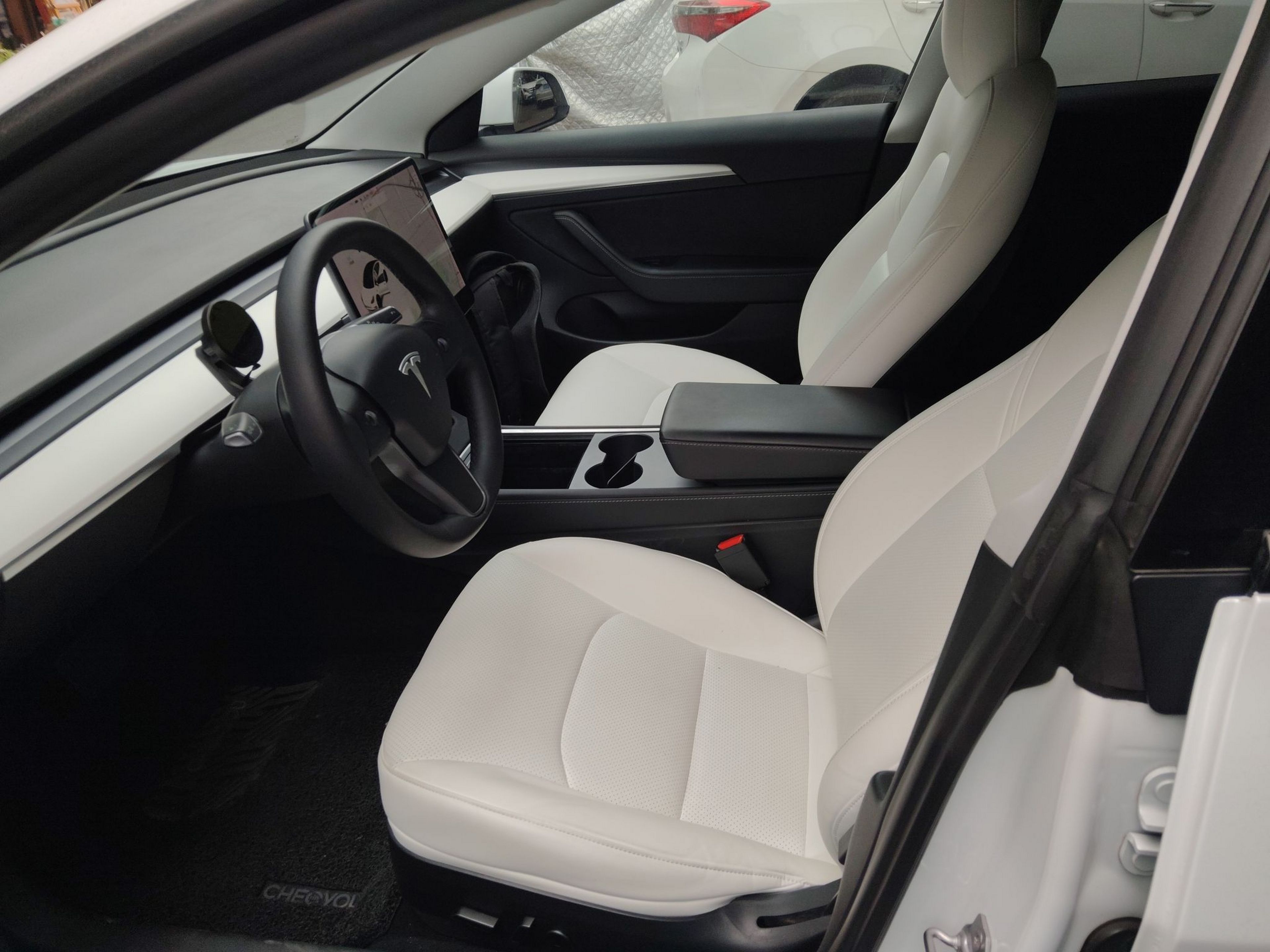 المقاعد الأمامية داخل السيارة