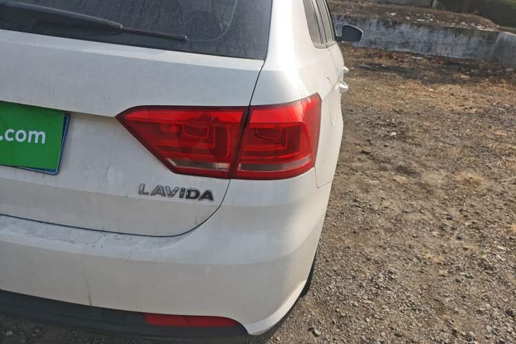 Used Volkswagen Gran Lavida 2013 1.6L Manual Fashion Model