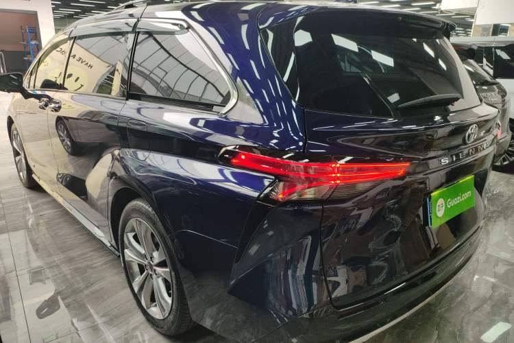 Used Toyota Sienna 2023 2.5L Hybrid Deluxe Edition
