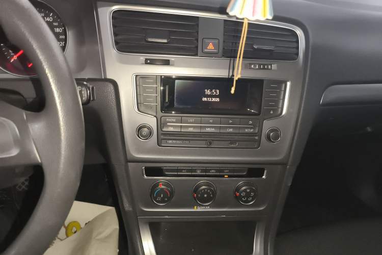 Used Volkswagen Golf 2016 1.6L Manual Fashion Edition
