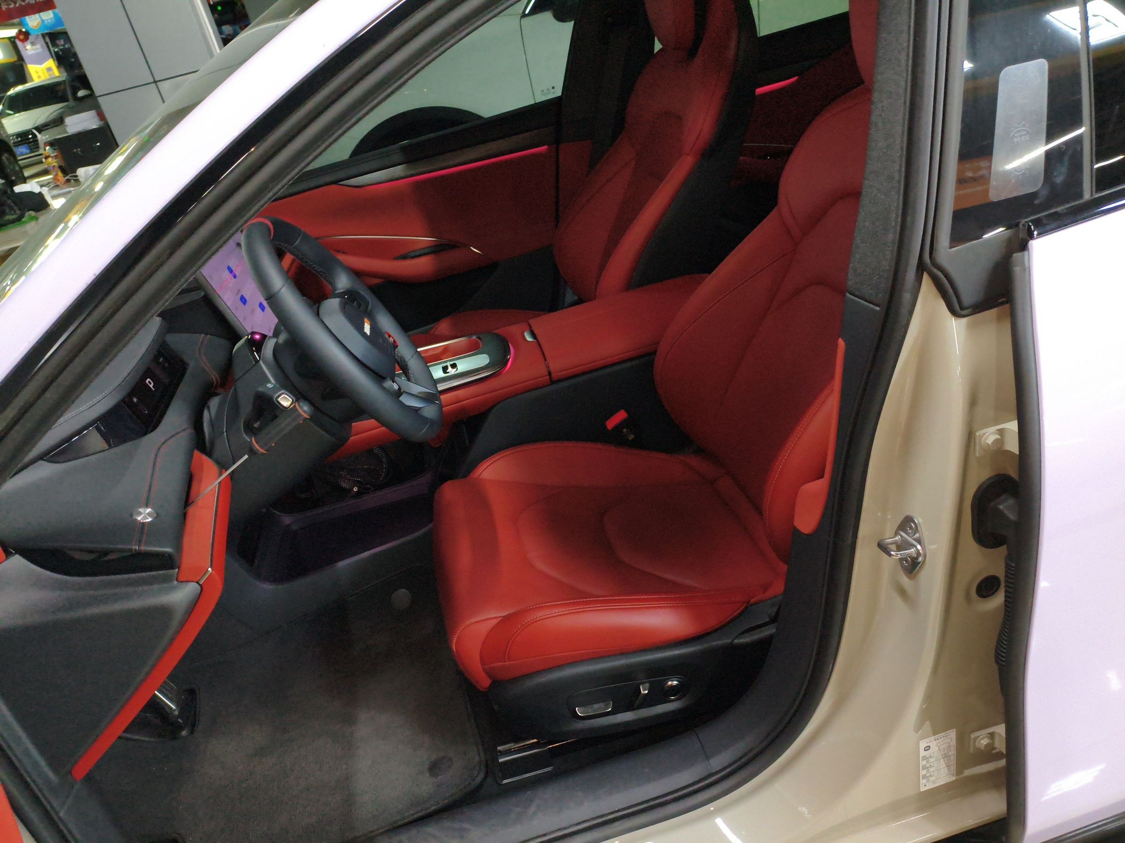 المقاعد الأمامية داخل السيارة