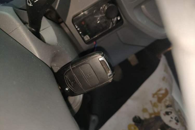 Used Wuling Yangguang 2024 300km Comfort-Grade Passenger Van 60kW
