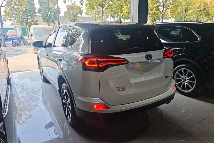 Used Toyota RAV4 2016 2.0L CVT Two-Wheel Drive Fashion Edition China V Standard
