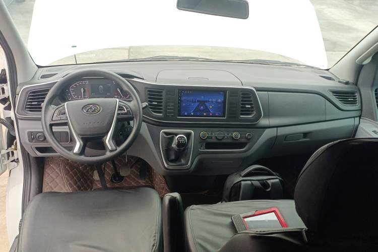 Used SAIC MAXUS Xintu V80 2023 2.0T Manual Classic Aoyuntong Short Wheelbase Mid-Roof 5/6-Seater
