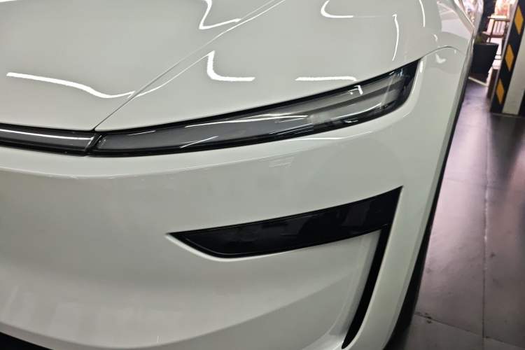 Used Tesla Model Y L 2025 Long-Range All-Wheel-Drive Version
