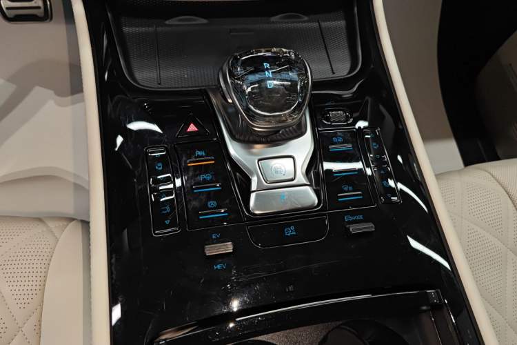 Used Denza D9 2025 DM-i Intelligent Drive 1020 Four-Wheel Drive Flagship Model