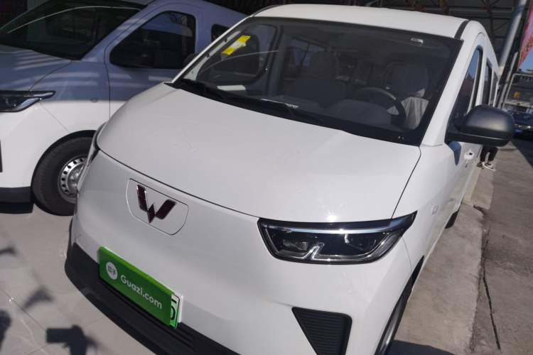 Used Wuling Yangguang 2024 300KM Comfort Version Passenger Van 75kW
