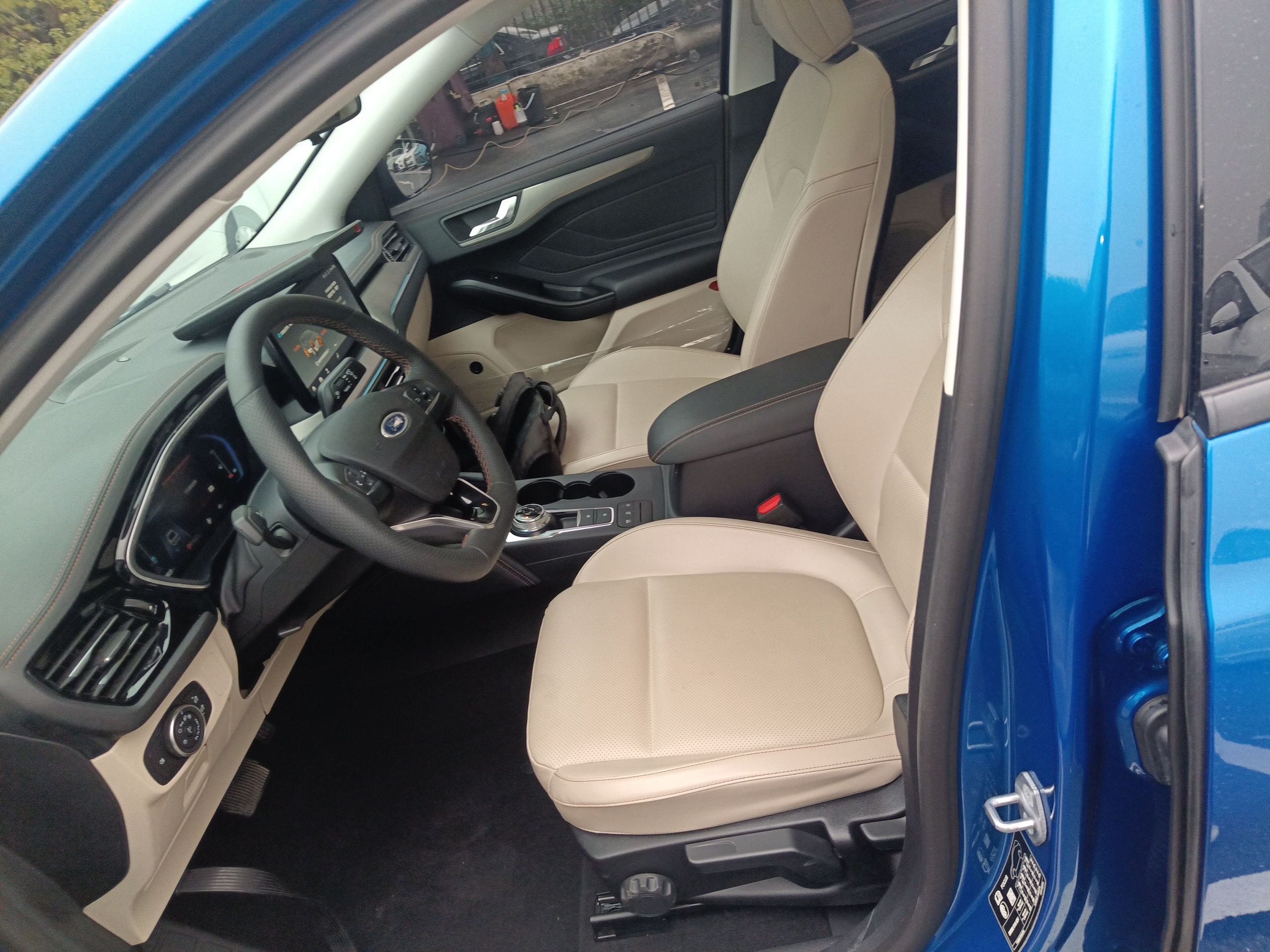 المقاعد الأمامية داخل السيارة