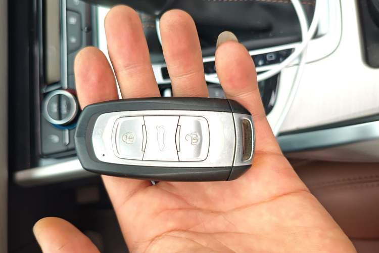 Used Geely Auto Emgrand X7 Sport 2018 1.8TD Automatic Two-Wheel Drive ZhiZun Model with 4G Connectivity
