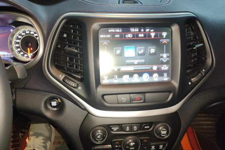 Used  Cherokee 2020 2.0L Two-Wheel Drive Classic Sports Edition
