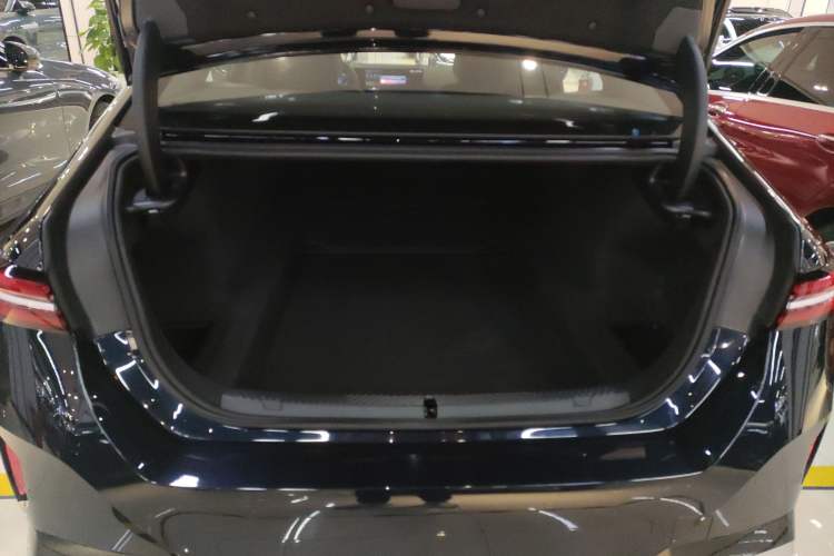 Used BMW 5 Series 2025 530Li Luxury Edition M Sport Package
