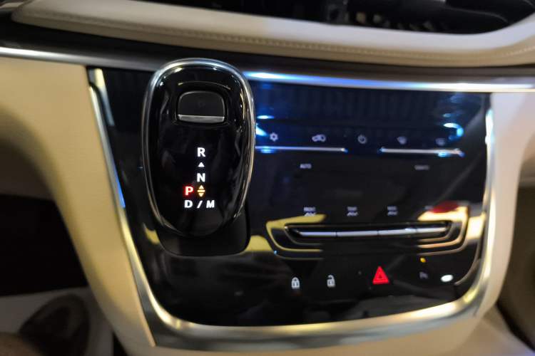 Used Buick GL8 2023 Facelifted Land Cruiser Executive Luxury Version
