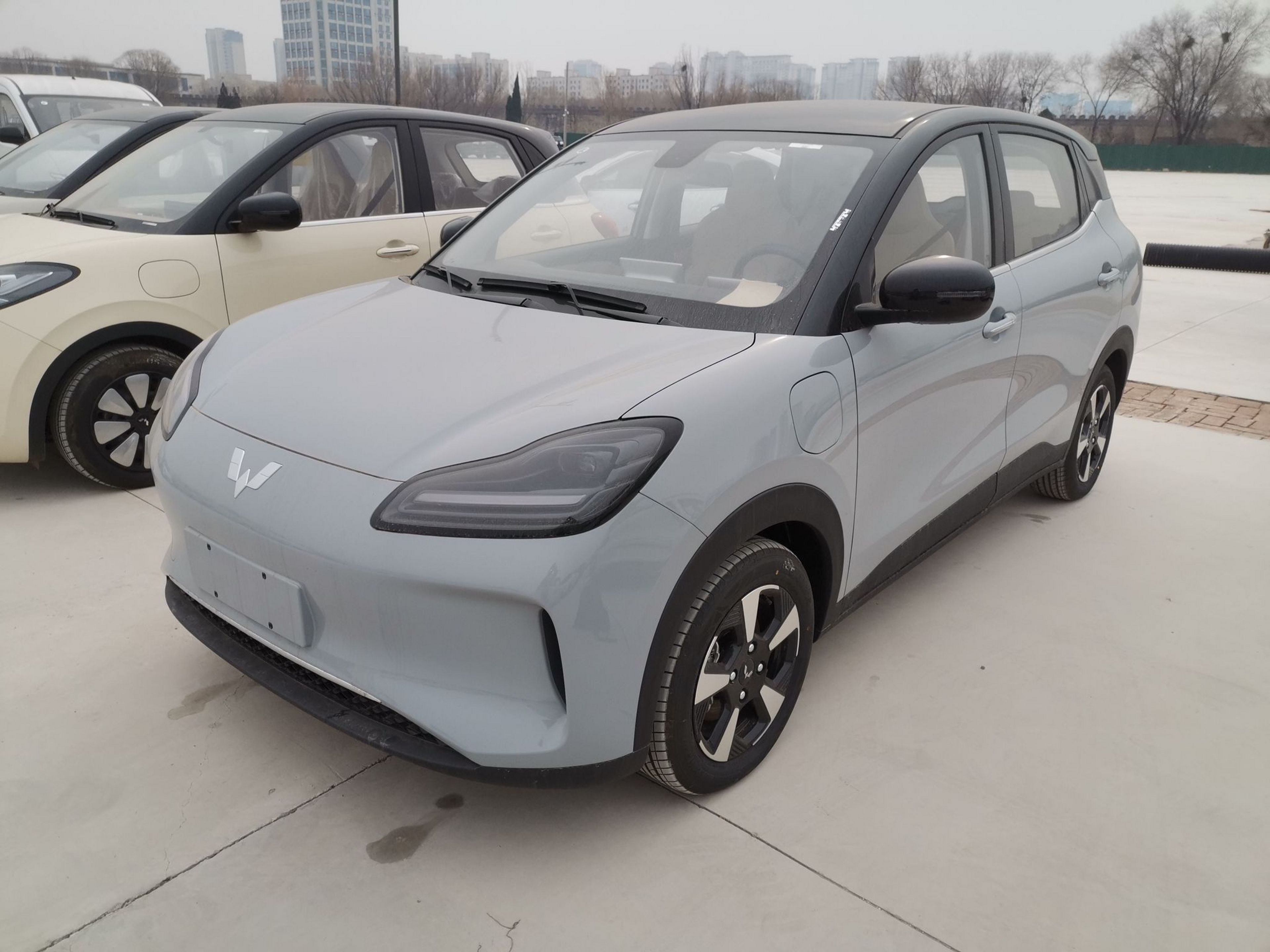 Под передней частью автомобиля