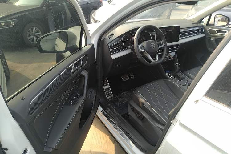 Used Volkswagen Tiguan L 2024 Outstanding Model 330TSI Automatic Two-Wheel Drive R-Line Dragon Glory Edition
