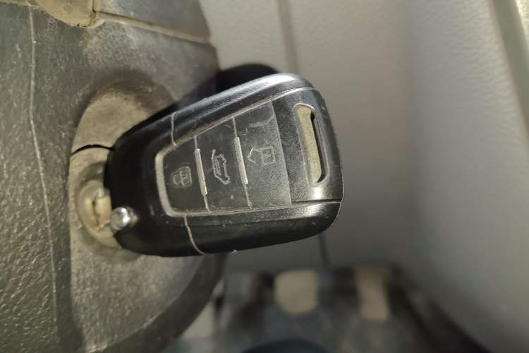 Used SAIC MAXUS Xintu V80 2021 2.0T Manual Classic Aoyuntong Short Wheelbase Ultra-Low Roof 5/6-Seater