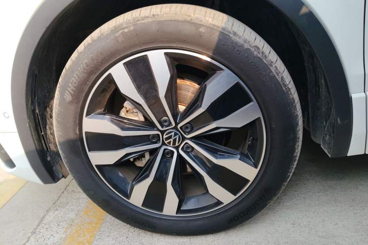 Used Volkswagen Tiguan L 2024 Outstanding Model 330TSI Automatic Two-Wheel Drive R-Line Dragon Glory Edition
