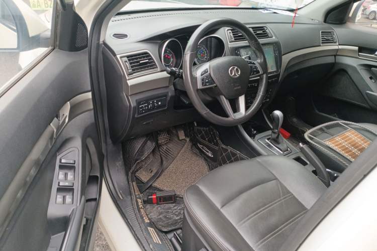 Used BAIC Senova X65 2015 2.0T automatic comfort version
