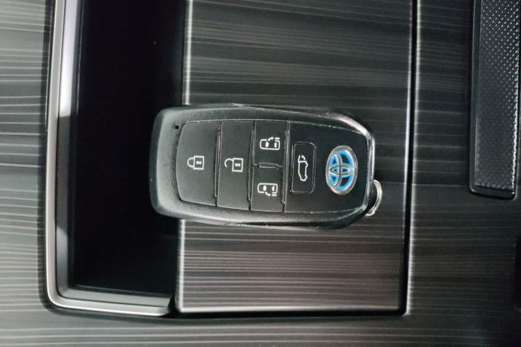 Used Toyota Sienna 2023 2.5L Hybrid Deluxe Edition