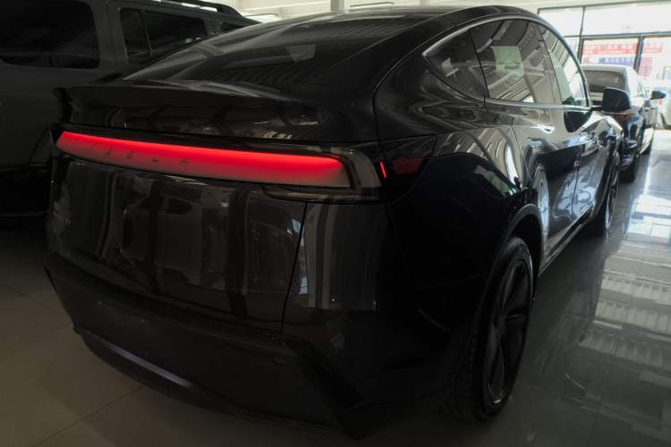 Used Tesla Model Y 2025 Long-Range All-Wheel-Drive Version
