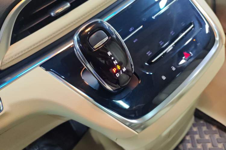 Used Buick GL8 2023 Facelifted Land Cruiser Executive Luxury Version
