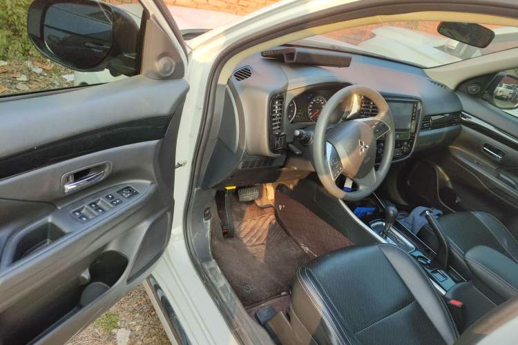 Used Mitsubishi Outlander 2021 Revised Version 2.0L Two-Wheel Drive Comfort Edition 5 Seats
