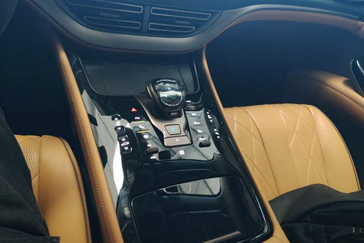 Used Denza D9 2022 DM-i 970 Four-Wheel Drive Prestige Model
