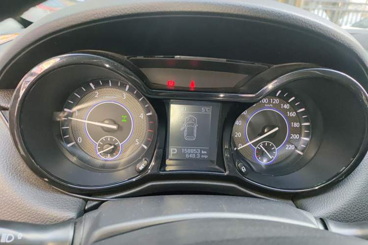 Used JMC Yusheng S350 2013 2.4T Automatic 4x4 Diesel Ultra-Luxury 5-Seater
