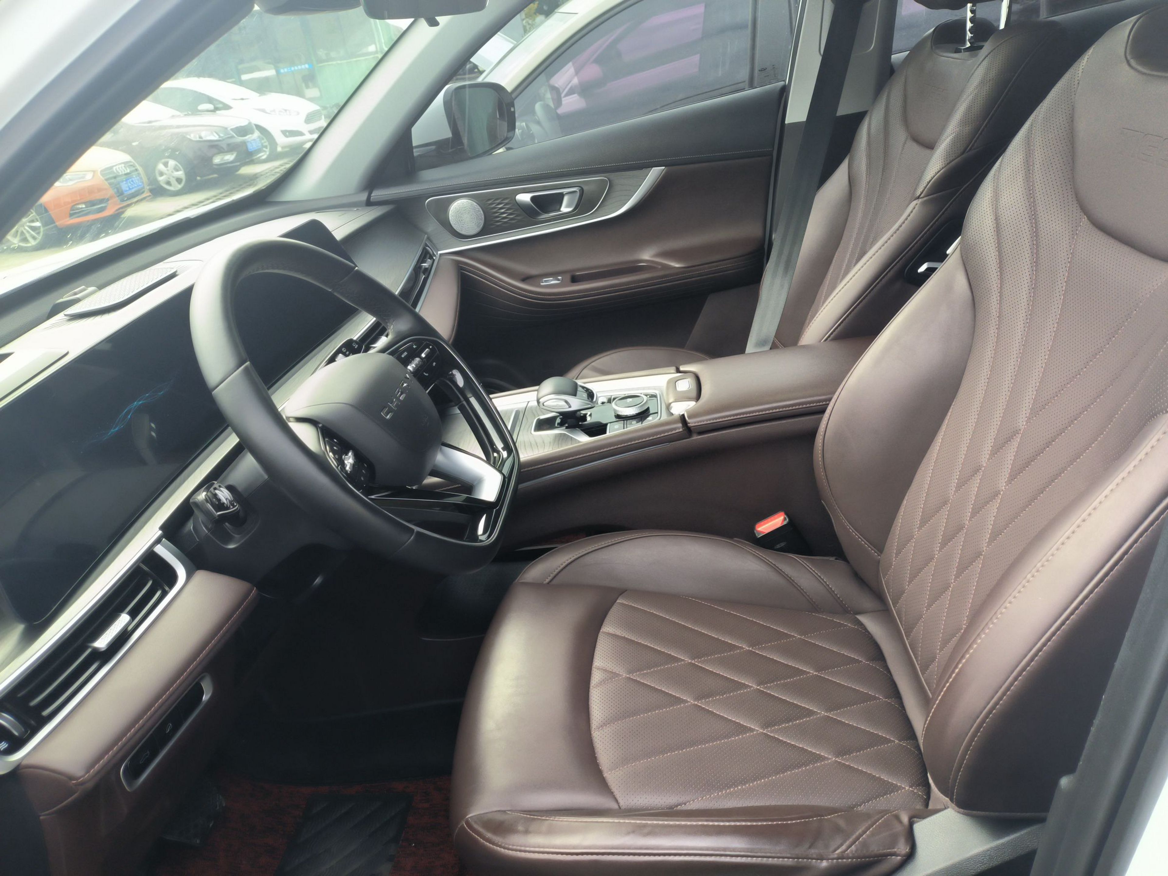 المقاعد الأمامية داخل السيارة