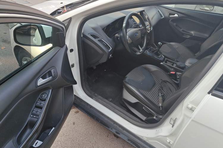 Used Ford Focus 2015 Hatchback EcoBoost 125 Manual – Ultra-Style Edition