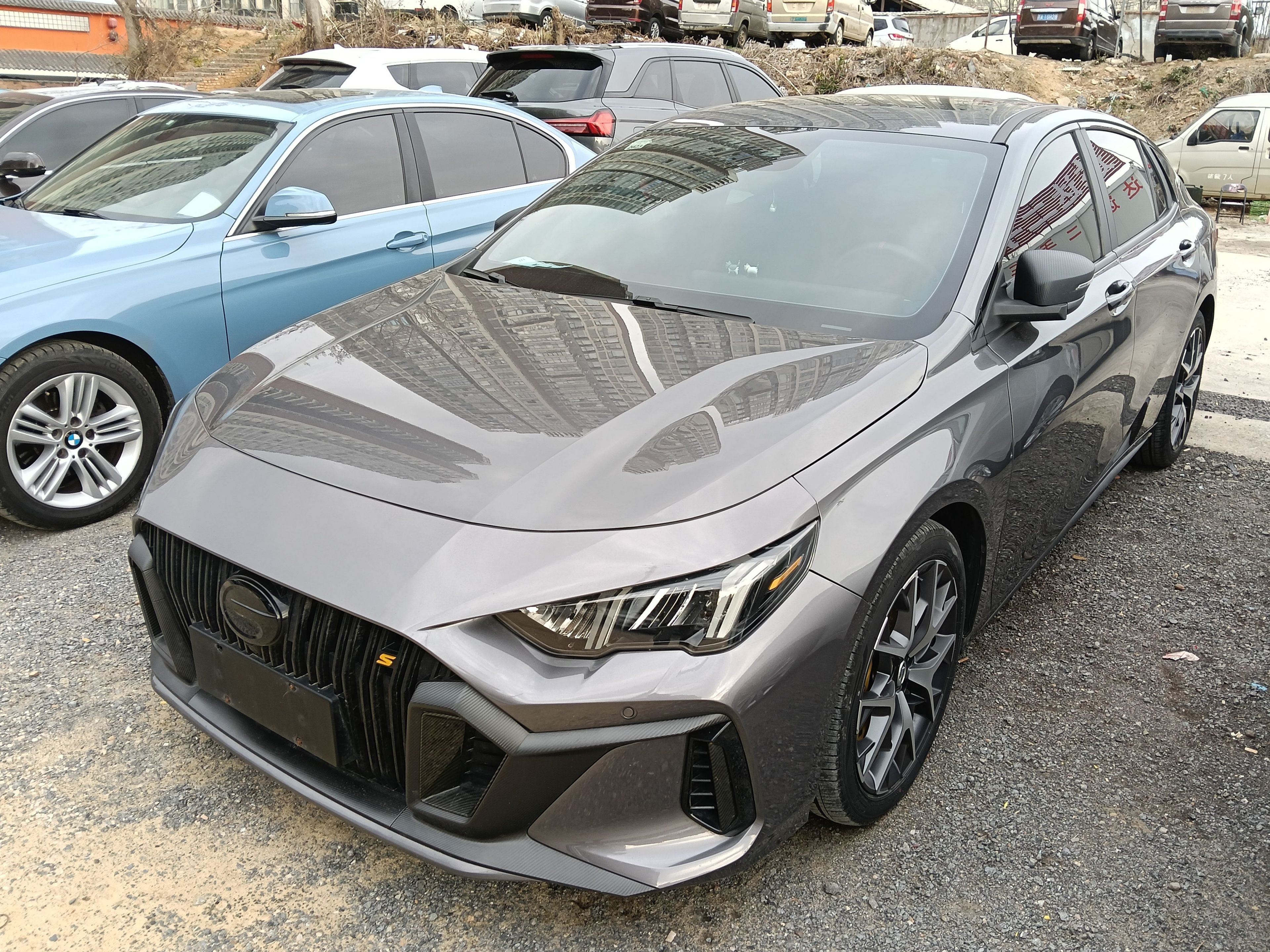 تحت مقدمة السيارة