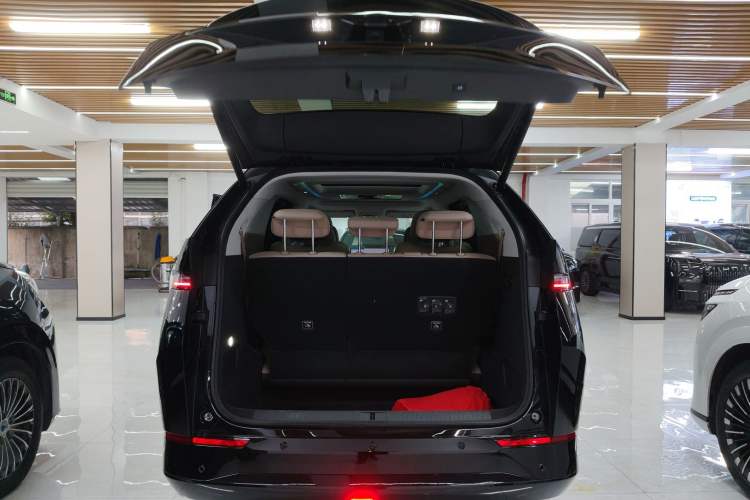 Used XPeng X9 2025 740 Ultra-Long Range Max
