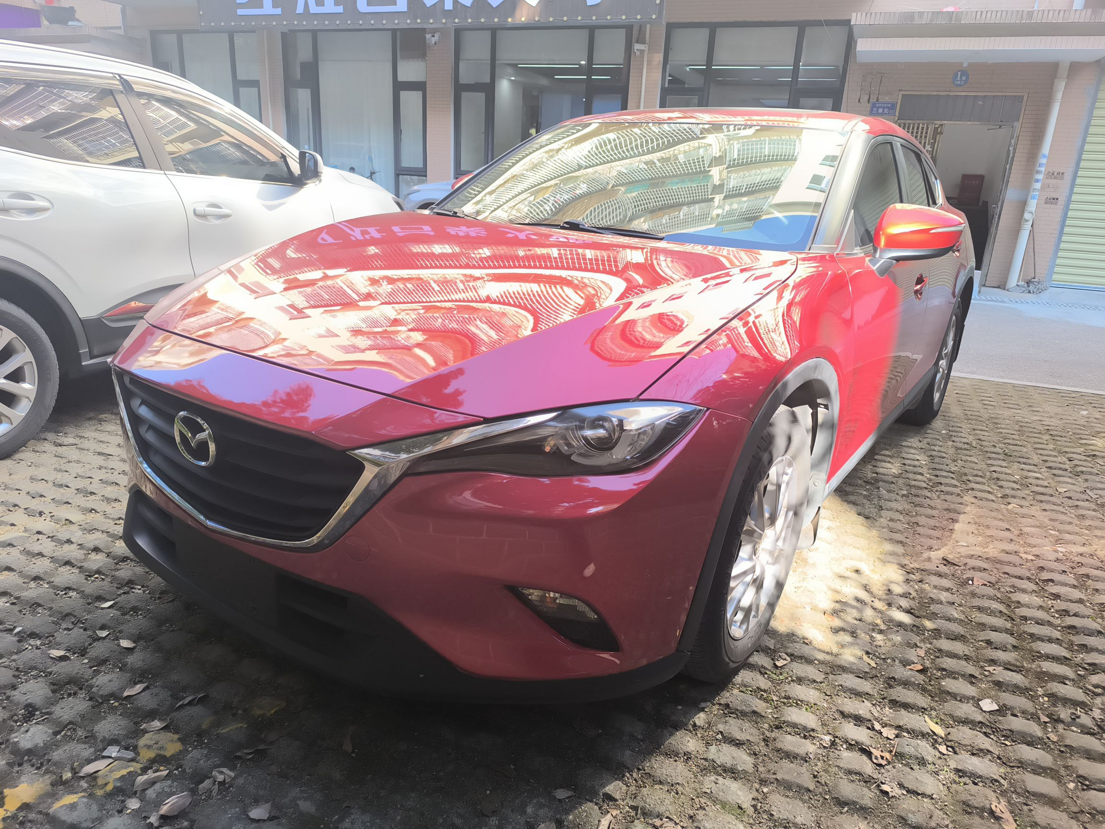 Под передней частью автомобиля