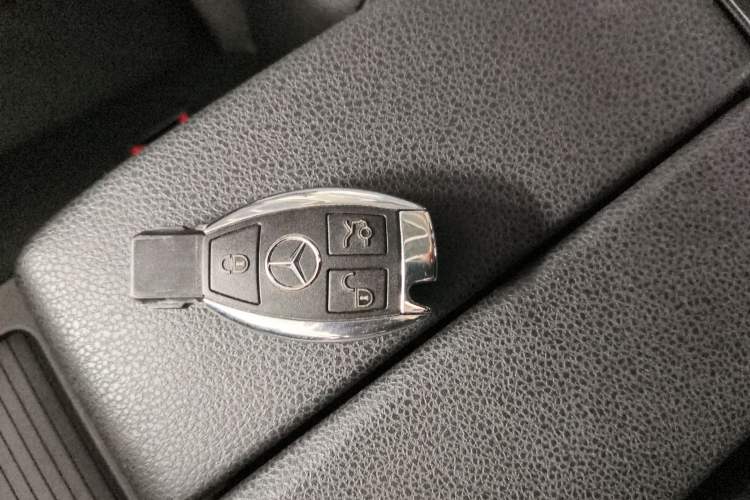 Used Mercedes-Benz C-Class 2011 C 200 Fashion Travel Edition