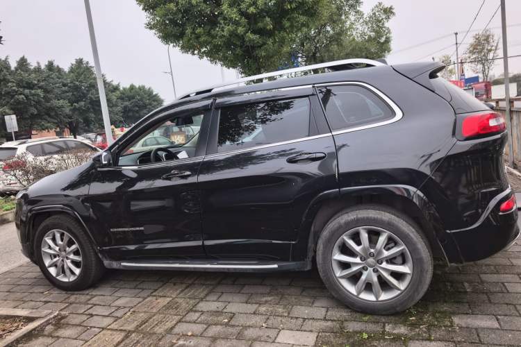 Used  Cherokee 2017 2.4L Professional Edition