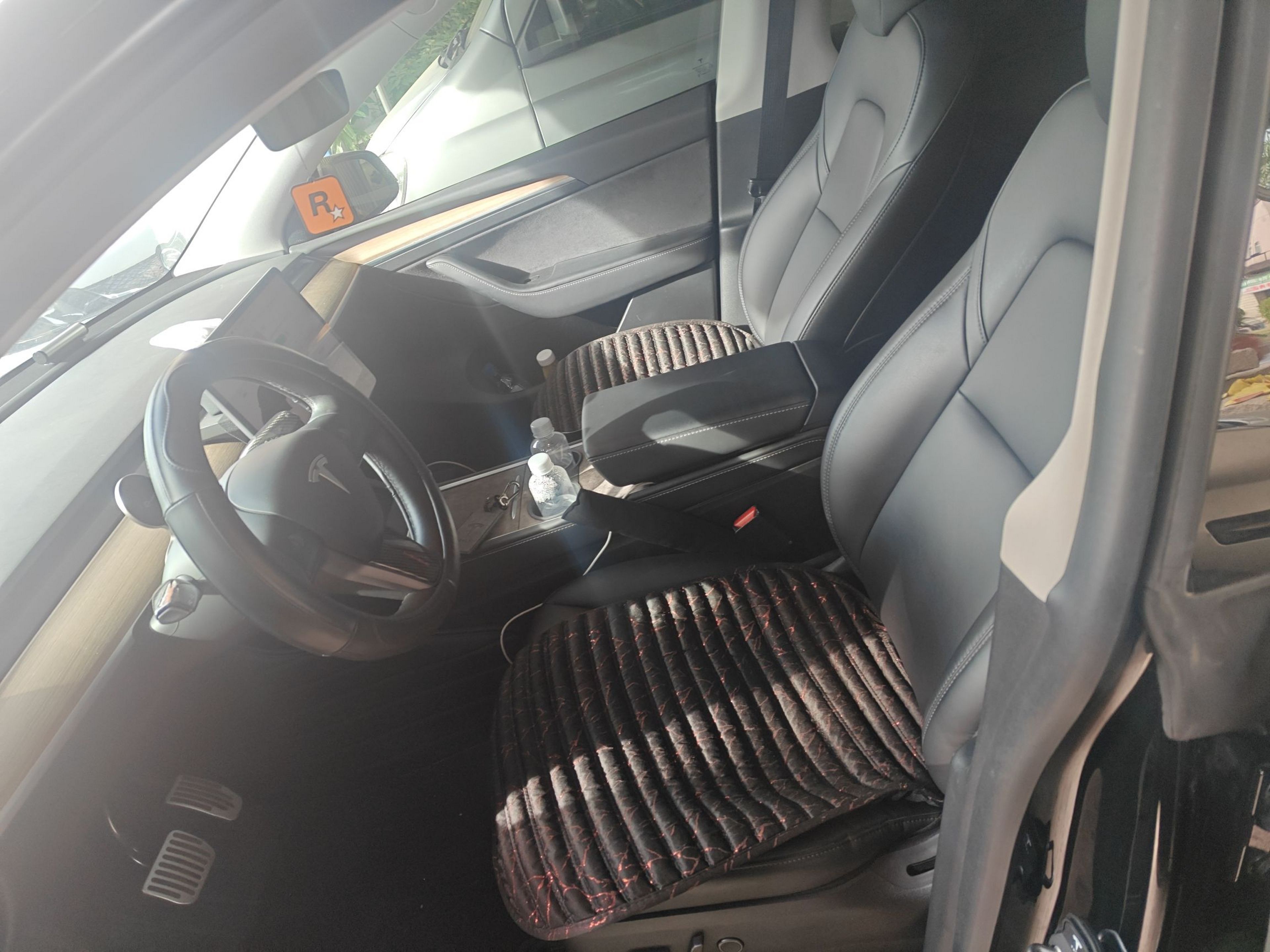 Переднее сиденье в автомобиле