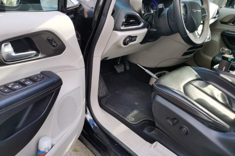 Used Chrysler Grand Voyager 2017 3.6L Premium Edition
