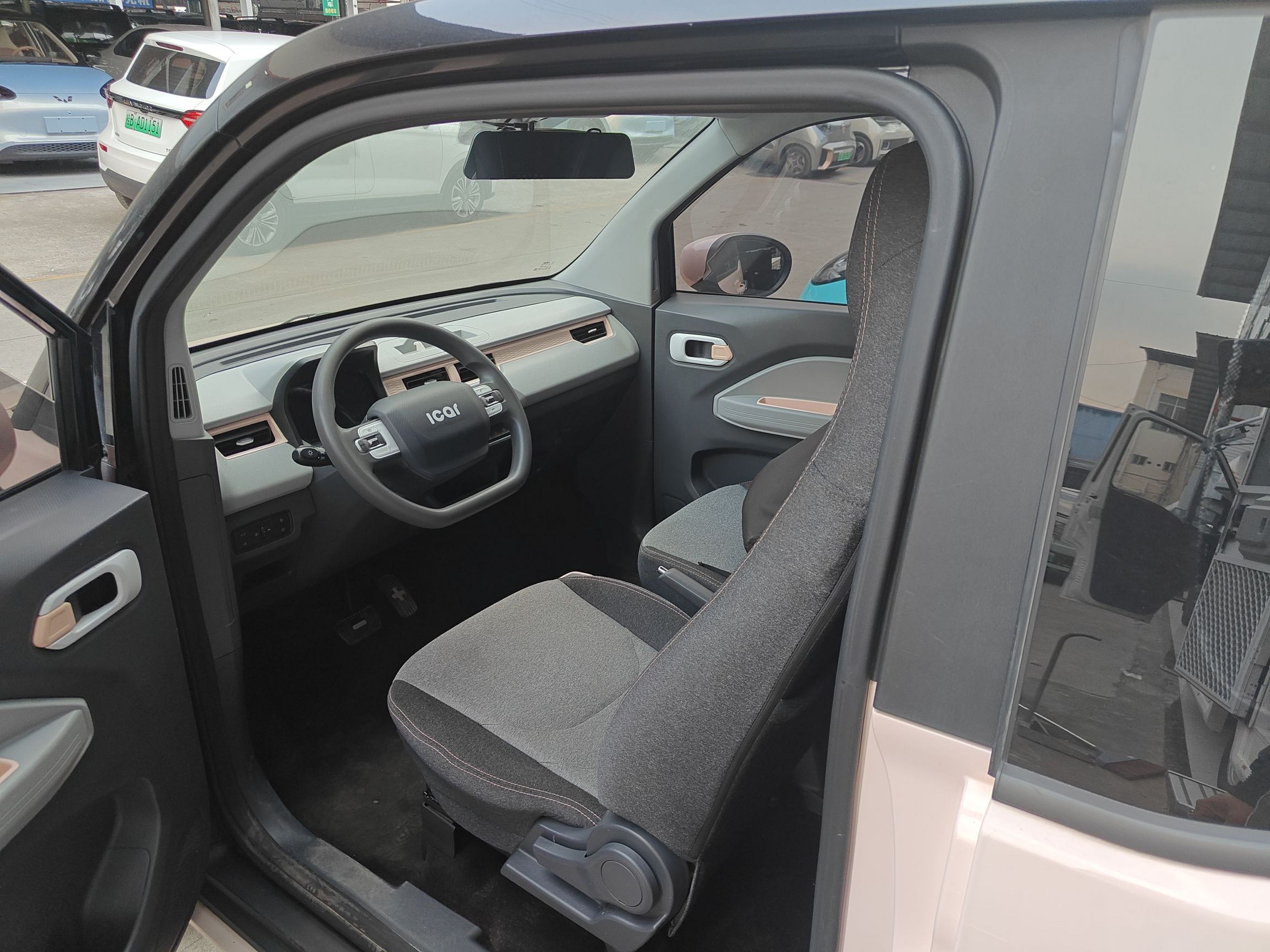 المقاعد الأمامية داخل السيارة