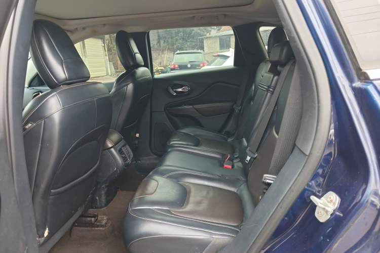 Used  Cherokee 2016 2.4L Leading Edition
