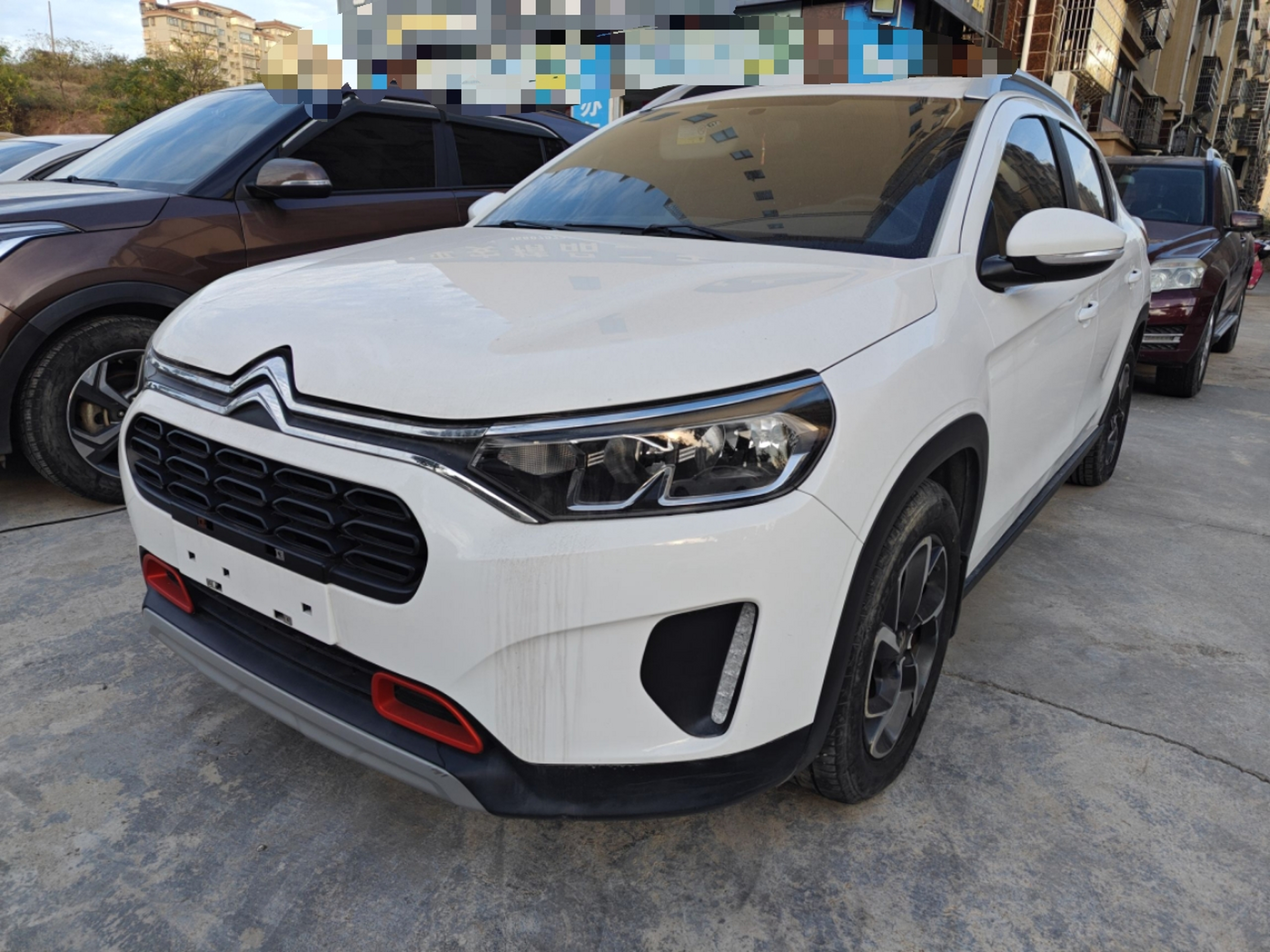 تحت مقدمة السيارة